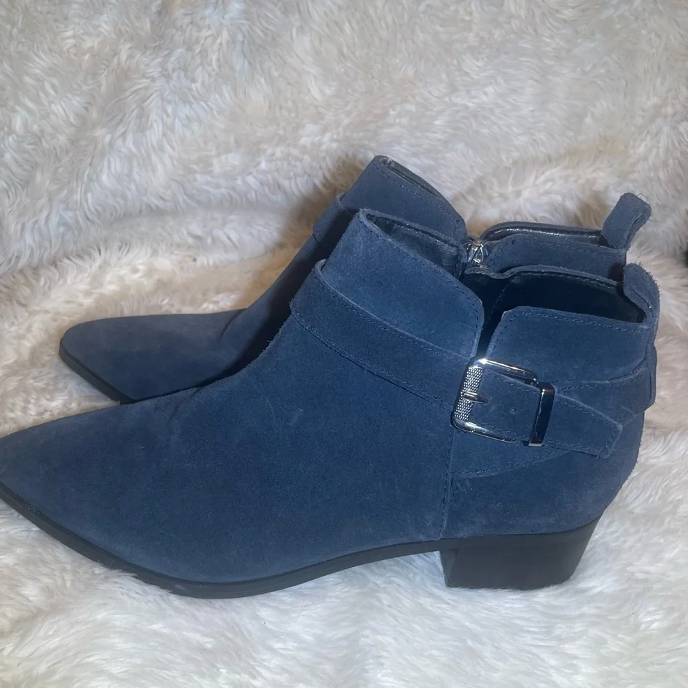 Marc fisher women’s navy blue Suede Ankle Boots size 8